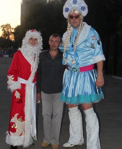 Мужчина в костюме Снегурочки