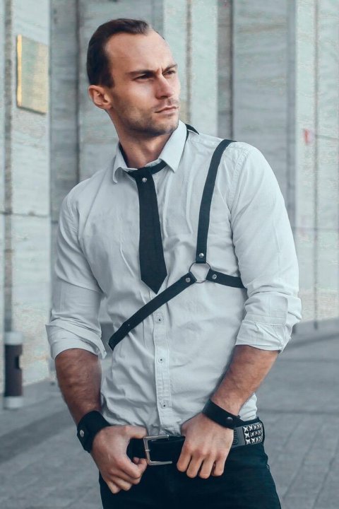 Парень в портупее