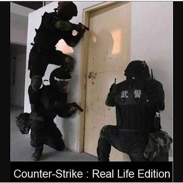 Мужик сидит в шкафу спецназовец