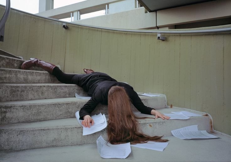 Человек падает от усталости