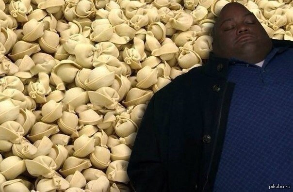 Толстый ест пельмени