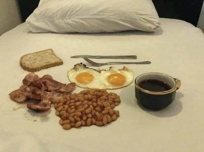 Завтрак чемпиона с девушкой и парнем