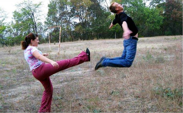 Пнул под зад