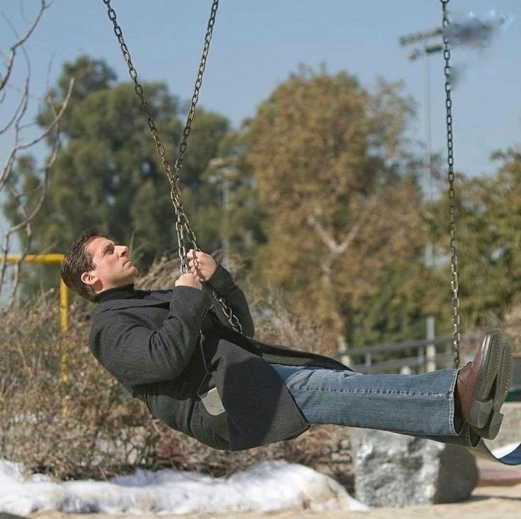 Майкл Скотт на качелях