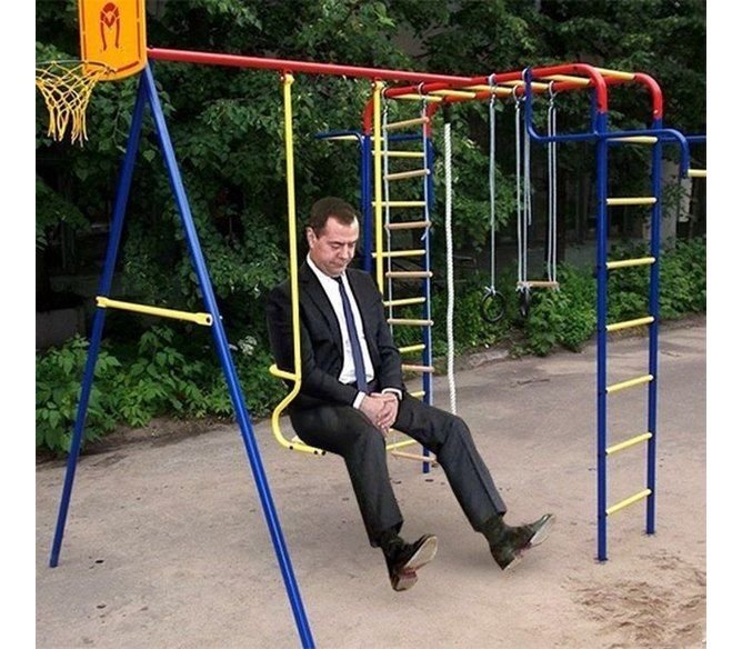 Взорлые на детской площадки