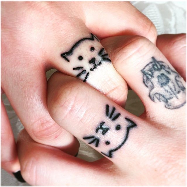 Маленькие тату на пальцах котик