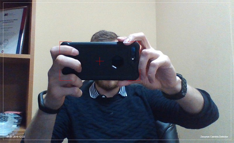 Чел фоткает монитор