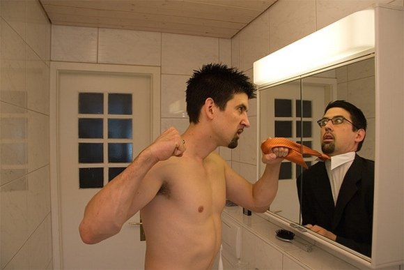 Мужик с отражением в зеркале