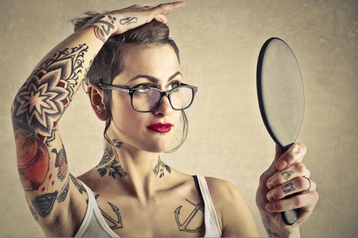 Девушки с пирсингом и татуировками