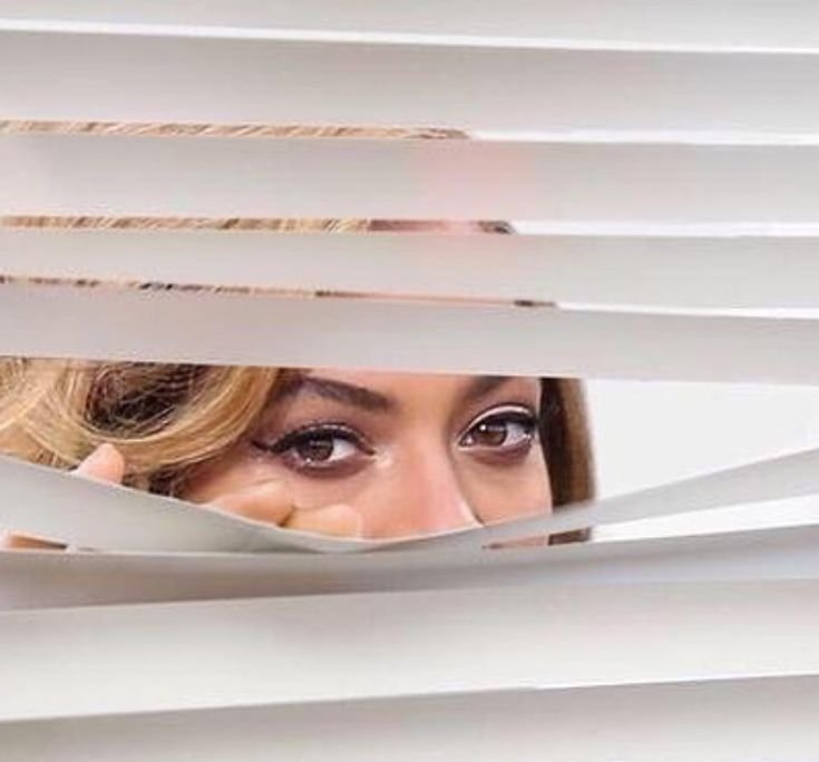 Сидит в чате и молчит