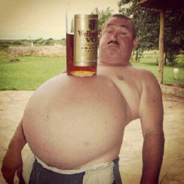 Мужчина с пивным животом