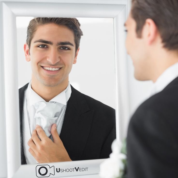 Мужчина смотрится в зеркало