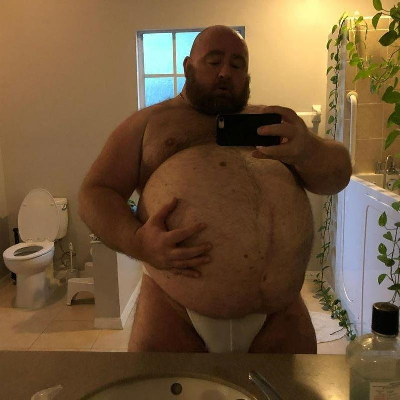 Мужчина с большим животом