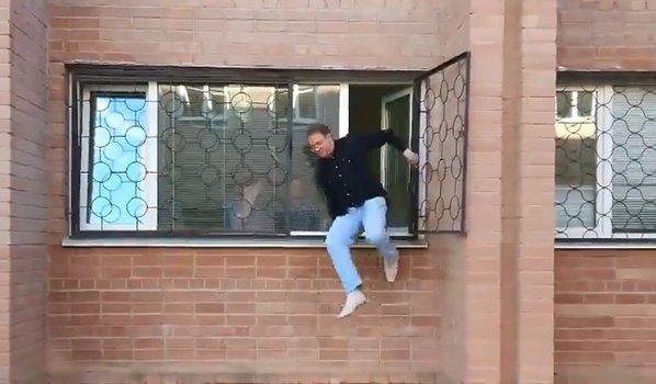 Человек высунулся в окно