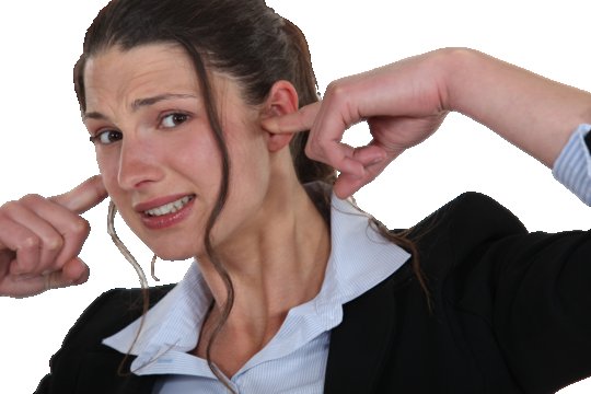 Человек затыкает уши