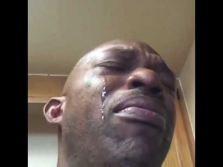 Плачущий негр с сигаретой