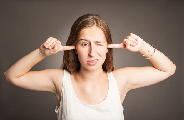 Человек с закрытыми ушами