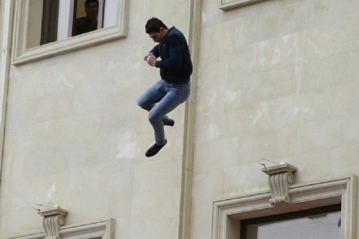 Мужик прыгнул в окно