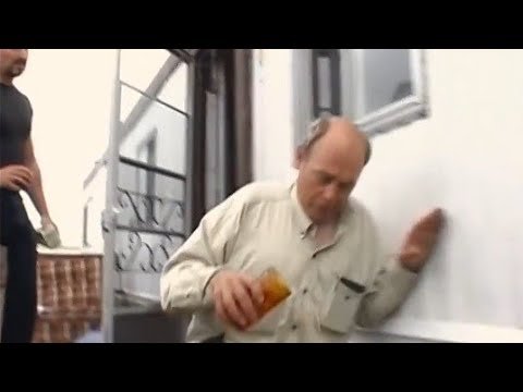 Мужик упал с кровати