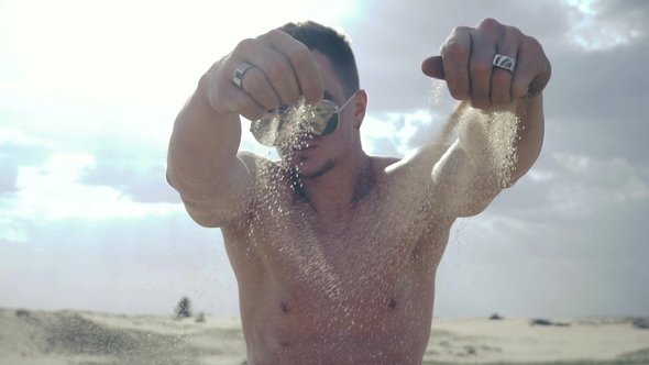 Мужик песок сквозь пальцы