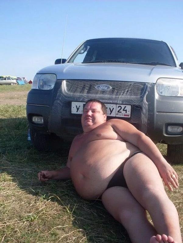 Жирный парень в машине