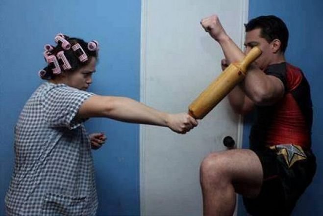 Жена со скалкой