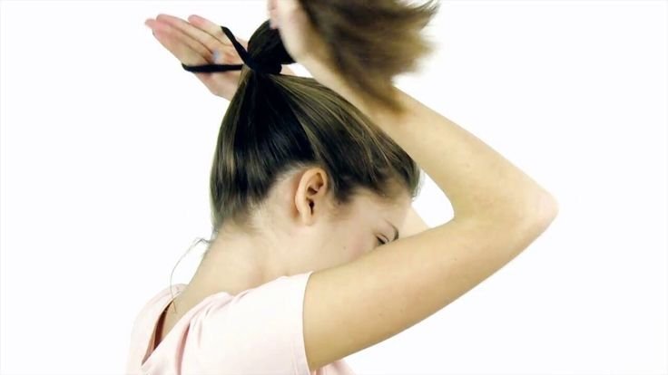 Волосы собраны в хвост