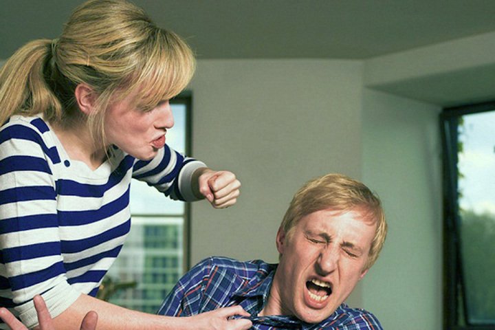 Мухобойкой по лицу