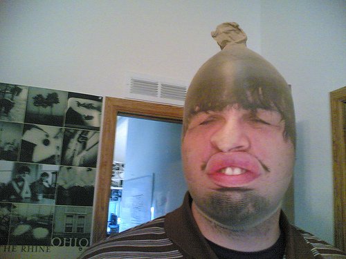 Парень с чулком на голове