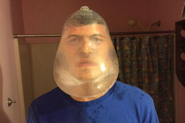 Человек в чулке на голове