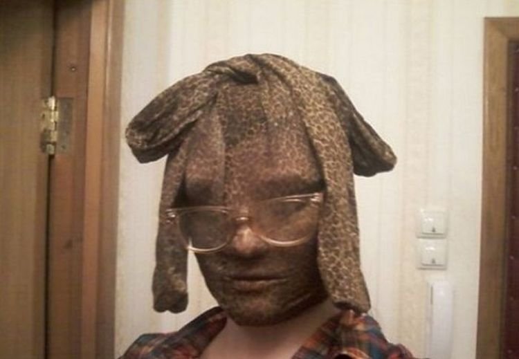 Человек с колготками на голове