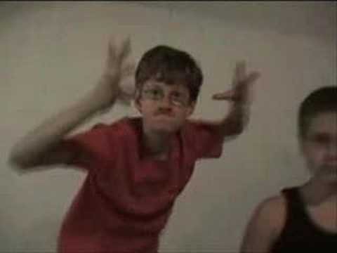 Пацан танцует