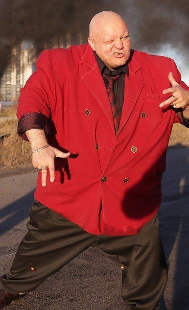 Стас Барецкий в Красном пиджаке