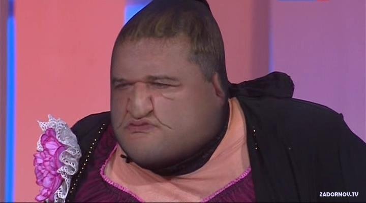 Юморист с чулком на голове