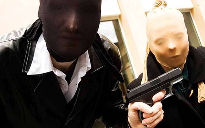 Бандит с чулком на голове