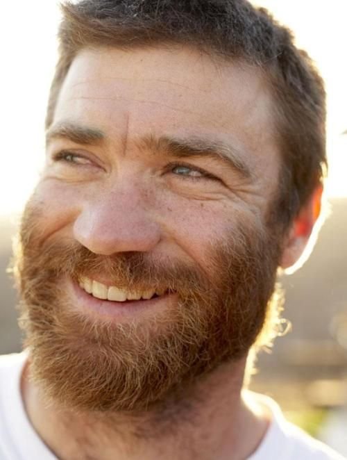 С бородой ухмылка