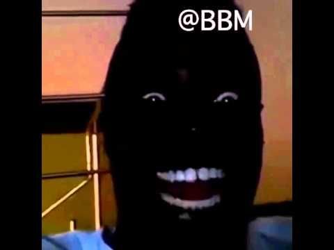 Черный чел с белыми зубами