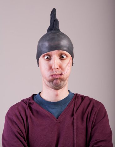 Резиновая перчатка на голове