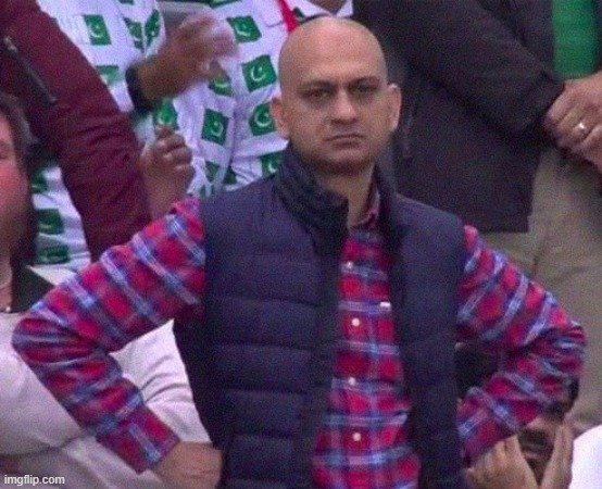 Недовольный мужик на стадионе