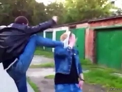 Девушка бьет парня