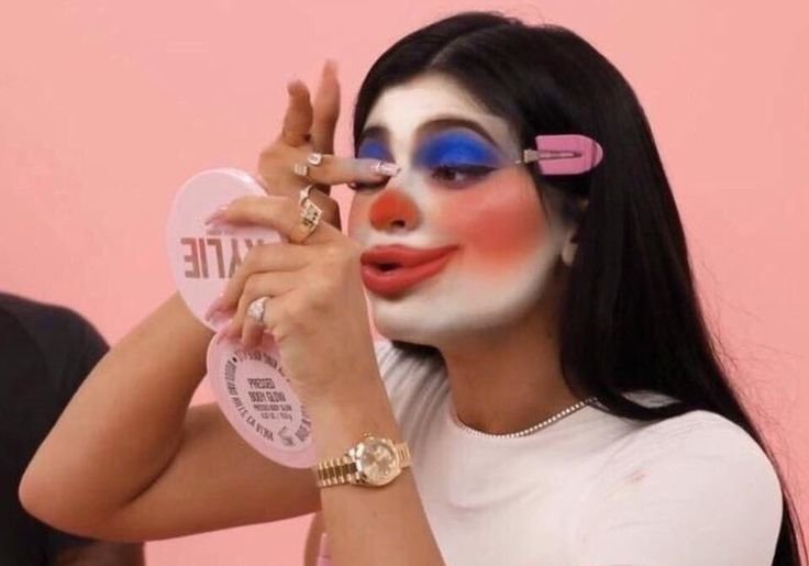 Кайли Дженнер красится в клоуна