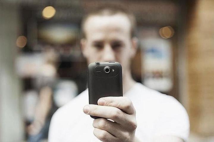 Парень фоткает на телефон
