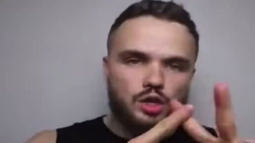 Недовольный мужик лысый