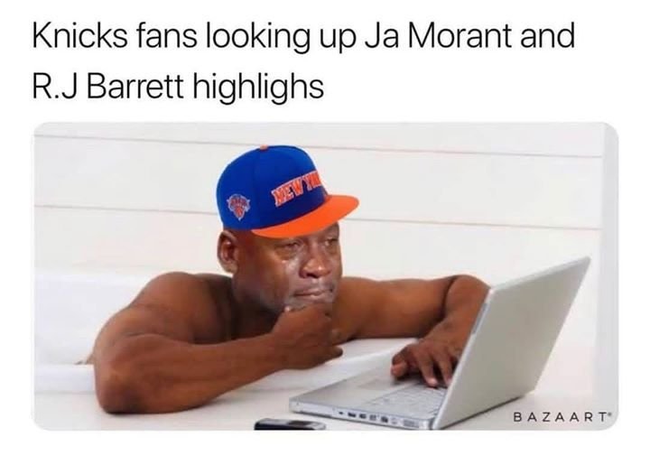 Негр сидит в телефоне