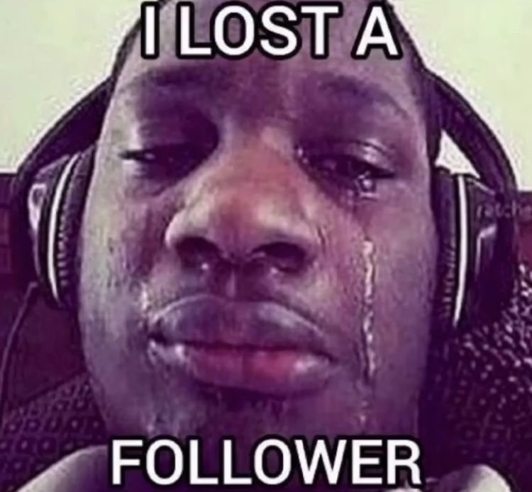 Плачет в наушниках