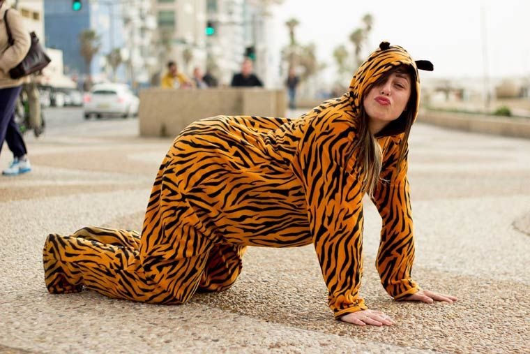 Девушка в леопардовых лосинах