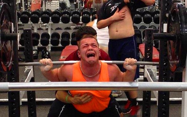 Толстый в спортзале