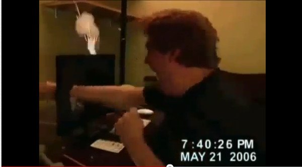 Пробил монитор рукой