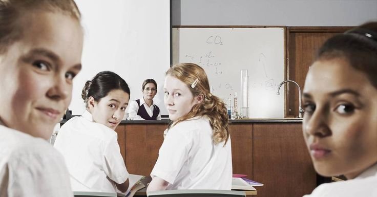 Дети обернулись в классе