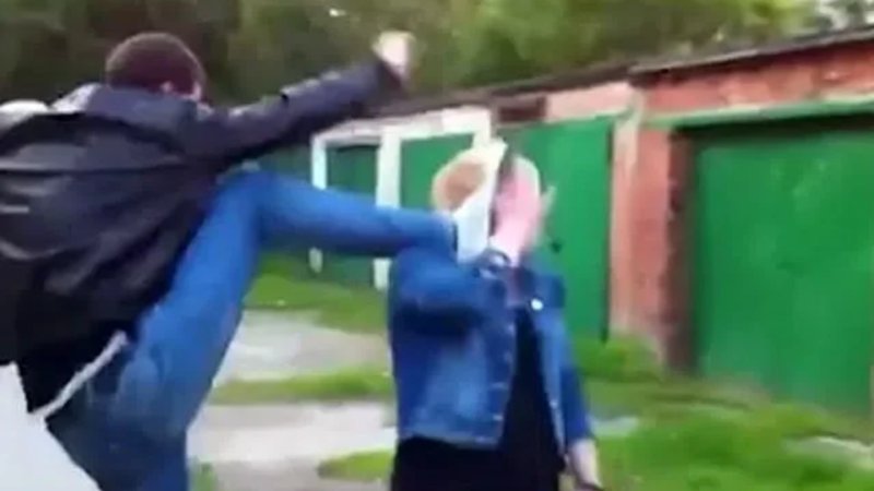 Мужчина бьет девушку